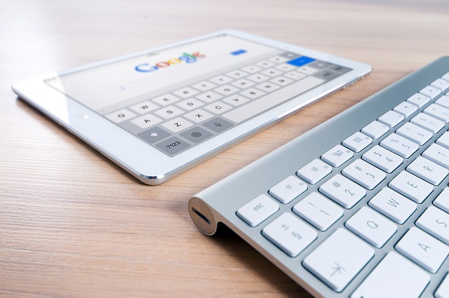 google, tablet, klávesnice